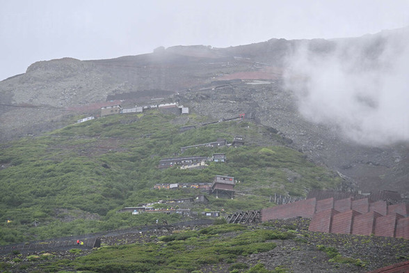 オーバーツーリズム批判は外国人差別か？ 富士山で連続遭難した中国人大学生に批判が殺到…専門家は「地元住民のケアと外国人排斥は無関係」 - デイリー新潮