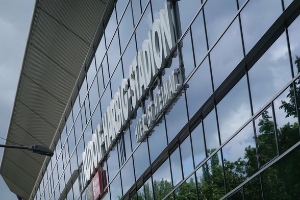 Schriftzug "Rudolf-Harbig-Stadion" an Glasfront