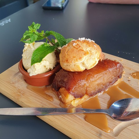Tarte tatin wirt ice cream, a caramel sauce cream and a dough puff.