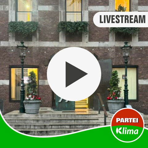 Zu sehen ist der Haupteingang des Düsseldorfer Rathauses, doch statt der Tür ist ein PLAY-Button dargestellt.