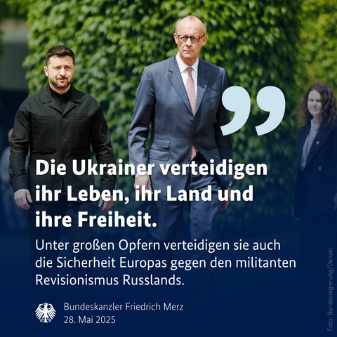 Der ukrainische Präsident Wolodymyr Selenskyj und Bundeskanzler Friedrich Merz gehen nebeneinander im Freien. Im Vordergrund ist ein Zitat von Friedrich Merz eingeblendet: „Die Ukrainer verteidigen ihr Leben, ihr Land und ihre Freiheit. Unter großen Opfern verteidigen sie auch die Sicherheit Europas gegen den militanten Revisionismus Russlands.“ Unten steht: „Bundeskanzler Friedrich Merz, 28. Mai 2025“.