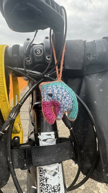 An einem Fahrradlenker hängt ein selbst gebastelter Elefant