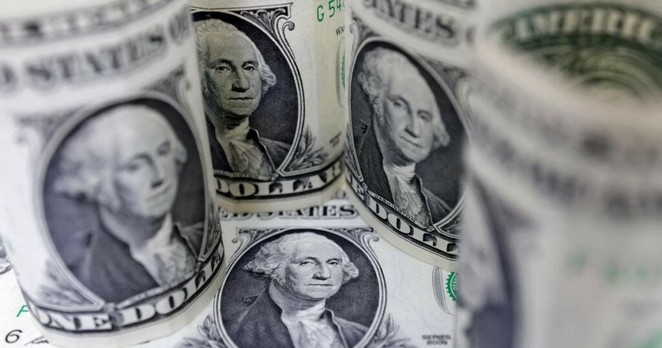 Le dollar gagne du terrain, toujours porté par la trêve commerciale UE-USA
