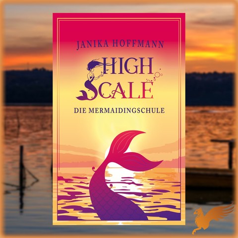 Vor einem verschwommenen Foto eines Sees bei Sonnenuntergang wird ein Buchcover gezeigt. Die Farben des Covers sind rot, gelb, Orange und lila, das Motiv ist die stilisierte, gezeichnete Schwanzflosse einer Meerjungfrau, die vor der untergehenden Sonne ins Wasser abtaucht.
Der Titel "High Scale" hat sind Meerjungfrau als Buchstaben S und Strich beim H. Der Untertitel lautet "Die Mermaidingschule".