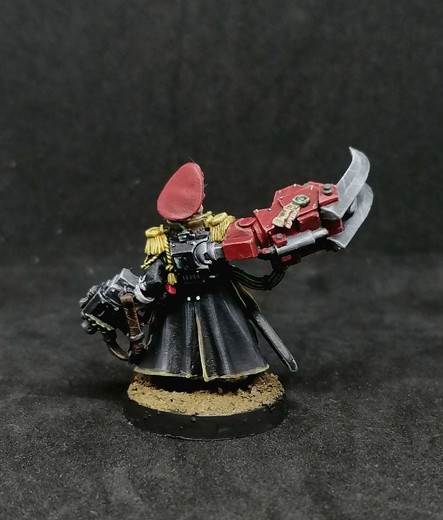 Same miniature but seen from behind, we can clearly see the power pack of the klaw