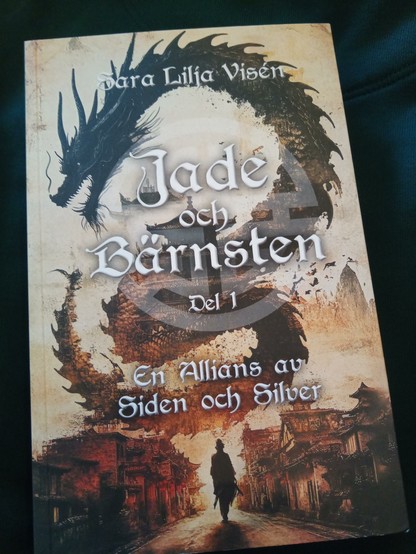 A book in Swedish: Jade och bärnsten : Del 1 En allians av siden och silver.