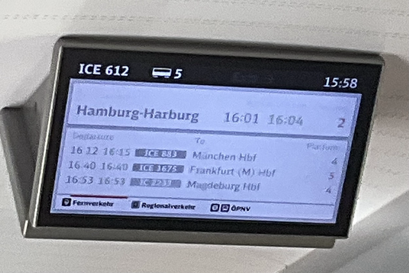 Zugschild im ICE Hamburg-Harburg um 15:58 Uhr