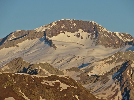 Pico Posets (3369 m) al amanecer.