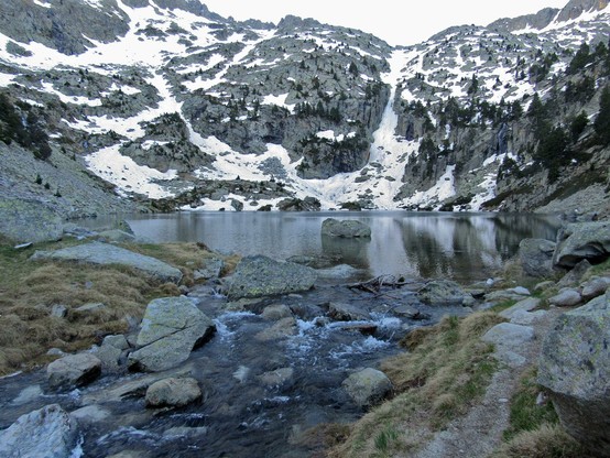 Ibón bajo de Alba. Desde aquí todavía queda nieve....
