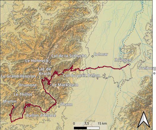 Das Bild zeigt eine topografische Karte, die den Verlauf einer Route in der Region um Freiburg und den Ballon d'Alsace in Frankreich darstellt. Die Route ist in Rot hervorgehoben und führt durch verschiedene geographische Merkmale, darunter Seen wie der Lac de Kruth und die Berge wie der Col de la Schlucht und der Ballon d'Alsace. Besonders markante Punkte entlang der Route sind Le Hohneck, Col du petit Ballon und Le Markstein. Die Karte zeigt auch die Stadt Colmar und die Stadt Thann. Die Höhenlinien veranschaulichen die topographische Vielfalt der Region, mit hohen Gebirgszügen und tiefen Tälern. Ein Skalierungsstab im unteren Bereich der Karte hilft bei der Orientierung.