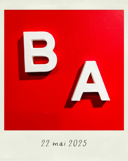 la lettre B et la lettre A en majuscule, blanches et en relief sur un mur rouge