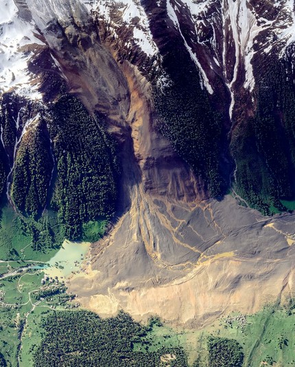 Satellitenbild des verschütteten Dorfes Blatten 
Man sieht, wie der Fluss Lonza einen See bildet.