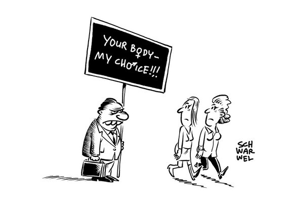 Ein finster verkniffener Anzugtyp mit Aktenkoffer wird traurig erstaunt von zwei Passantinnen gemustert, weil er ein Transparent hält: „YOUR BODY - MY CHOICE!!!“ (Credit: SCHWARWEL)