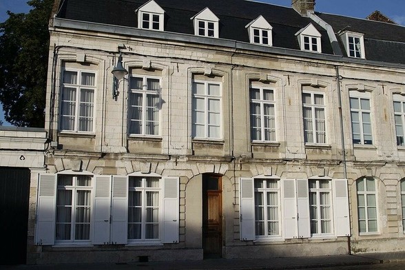 Maison à #Arras (#PasDeCalais) Construction XVIIIe siècle. Façade et toiture : inscription par arrêté du 24 mai 1948.
Suite 👉 https://monumentum.fr/monument-historique/pa00108163/arras-maison
#Patrimoine #MonumentHistorique
Photo CC-BY-SA 4.0 : Troyeseffigy