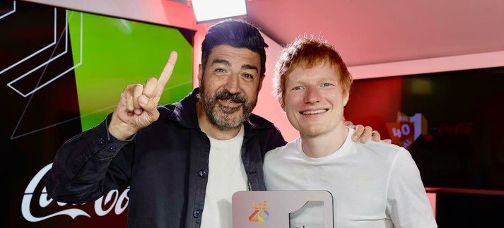 Ed Sheeran vista 'Del 40 al 1 Coca Cola', con Tony Aguilar y recibe una placa conmemorativa con motivo de 'Azizam' como Nº1 de LOS40. / jparis