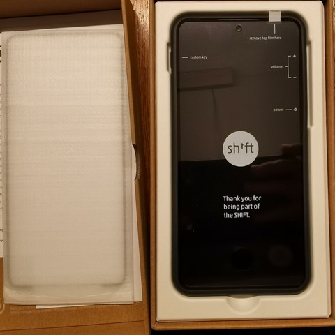 Unboxing my new Shiftphone 8. Zwei geöffnete Hälften der box, links im Bild das Panzerglas, rechts die Schale mit dem neuen Shiftphone 8.