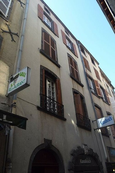 Immeuble à #ClermontFerrand (#PuyDeDôme) Immeuble daté de 1629 avec une cour fermée au fond de laquelle se trouve un escalier à mur noyau dont chaque palier est ouvert en loggia sur cour. Cette cour à galeries ...
Suite 👉 https://monumentum.fr/monument-historique/pa00092557/clermont-ferrand-immeuble
#Patrimoine #MonumentHistorique
Photo CC-BY-SA 4.0 : nmar
