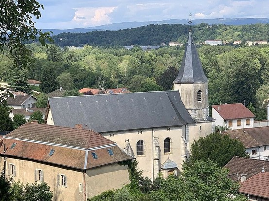 Eglise Sainte-Madeleine à #Varambon (#Ain) Cette chapelle construite durant le Moyen-Age devient collégiale au milieu du XVe siècle, période au cours de laquelle elle fut l'objet d'une campagne de travaux. A pa...
Suite 👉 https://monumentum.fr/monument-historique/pa01000035/varambon-eglise-sainte-madeleine
#Patrimoine #MonumentHistorique
Photo CC-BY-SA 4.0 : Chabe01