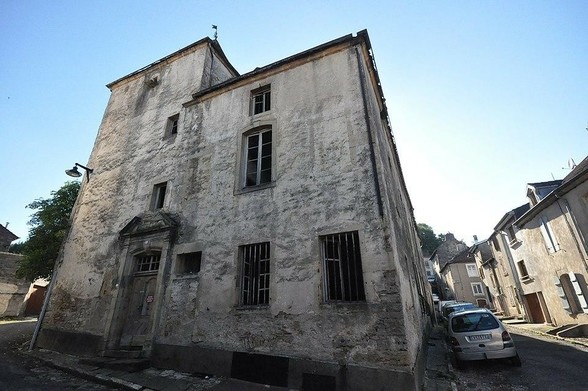 Maison Cordienne à #Jussey (#HauteSaône) Maison construite en 1717 (la date figure sur le linteau d'une baie). Elle fut transformée dès le XVIIIe siècle. Elle se compose d'un corps de logis, prolongé par une gr...
Suite 👉 https://monumentum.fr/monument-historique/pa70000017/jussey-maison-cordienne
#Patrimoine #MonumentHistorique
Photo CC-BY-SA 4.0 : Ginette Mathis