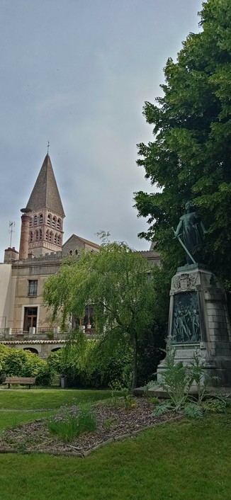 Vue du square sur l'église. Et devant, un monument