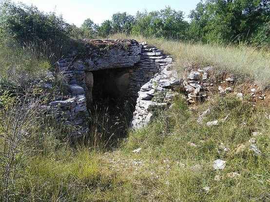 Site archéologique du dolmen des Aguals ou de la Combe de l'Ours (également sur commune de Montbrun) à #Gréalou (#Lot) Le dolmen des Aguals est caractéristique de l'architecture mégalithique des Causses du Quer...
Suite 👉 https://monumentum.fr/monument-historique/pa46000021/grealou-site-archeologique-du-dolmen-des-aguals-ou-de-la-combe-de-lours-egalement-sur-commune-de-montbrun
#Patrimoine #MonumentHistorique
Photo CC-BY-SA 4.0 : Manup13