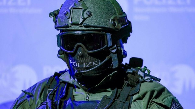 Nordrhein-Westfalen: Auffälliger Geruch im Treppenhaus - SEK im Einsatz
