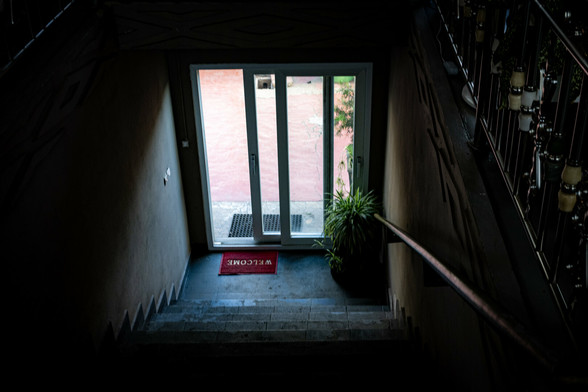 Un escalier, entrée de restaurant.