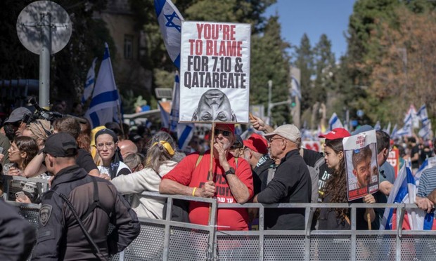 Miles de israelíes protestan contra el Gobierno por los planes de destituir al jefe del Shin Bet, Ronen Bar, el 19 de mayo de 2025, en Tel Aviv. (Ilia Yefimovich / picture alliance via Getty Images)