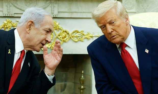 Benjamin Netanyahu conversa con Donald Trump en la Casa Blanca, el mes pasado. (Kevin Dietsch vía getty images)