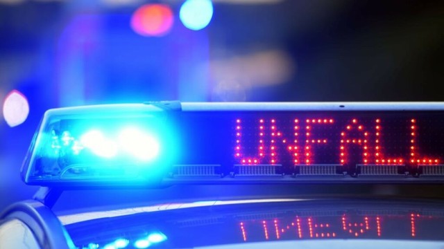19-Jährige rast mit Auto in Mast – drei Verletzte