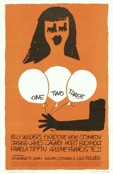 Un póster de estilo minimalista en tonos anaranjados y negros anuncia la comedia "Uno, Dos, Tres" de Billy Wilder. La imagen principal muestra una estilizada figura femenina con cabello negro y labios rojos, sosteniendo tres globos blancos con los números "uno", "dos" y "tres" escritos en ellos. Abajo, el título de la película y los nombres de los actores principales (James Cagney, Horst Buchholz, Pamela Tiffin y Arlene Francis) están impresos en letras grandes y sencillas.  También se muestran los nombres de los actores secundarios y los créditos de producción.