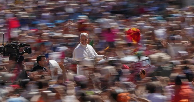 Best photos of June 1: Vatican mass and the Miss World finale