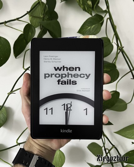 Zdjęcie Kindle Paperwhite 4 wyświetlającego okładkę książki "When Prophecy Fails"
