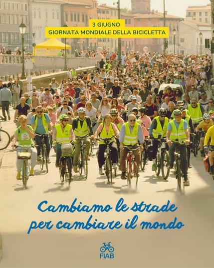 Foto di un folto gruppo di persone che pedala verso la fotocamera

In sovraimpressione 2 scritte:
- 3 giugno giornata mondiale della bicicletta
- cambiamo le strade per cambiare il mondo