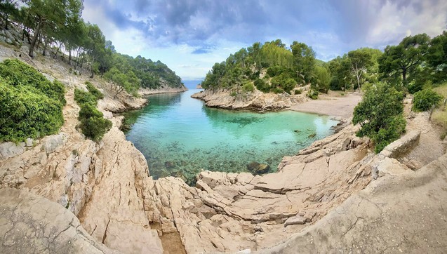 Bild eines Strandes und Meerwasser mit türkisen Farbtönen