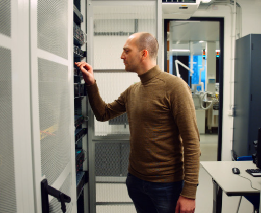 ICT medewerker in de serverruimte