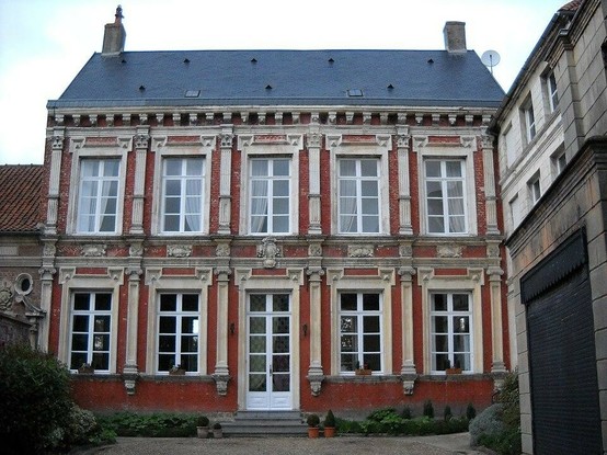 Ancien Hôtel du Gouverneur à #AiresurlaLys (#PasDeCalais) Construction 2e quart XVIIe siècle. Façade et toiture : inscription par arrêté du 23 avril 1947.
Suite 👉 https://monumentum.fr/monument-historique/pa00107940/aire-sur-la-lys-ancien-hotel-du-gouverneur
#Patrimoine #MonumentHistorique
Photo CC-BY-SA 4.0 : Benjism89