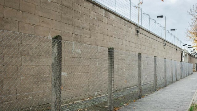 Mann in NVA-Uniform will Stasi-Gefängnis wieder in Betrieb nehmen