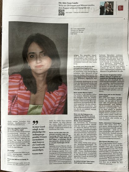 Fortsetzung des Interview mit Psychologin Franziska Saxler über sexuelle Belästigung.
Geschlechtsspezifische Unterschiede: Saxler erklärt, dass Frauen bei Belästigung oft mit "Erstarren" reagieren, während Männer eher körperlich oder verbal aggressiv werden. Dies führt dazu, dass Männer häufiger als Opfer wahrgenommen werden, obwohl Frauen statistisch öfter betroffen sind.
Sexualisierte Belästigung ist primär ein Machtmissbrauch, nicht sexuell motiviert. Männer in Machtpositionen nutzen diese, um andere zu dominieren und zu erniedrigen. Besonders häufig sind Männer in den mittleren Hierarchieebenen Täter. Opfer-Täter-Dynamik: Die meisten Belästigungen gehen von anderen Männern aus, wenn Männer Opfer werden. Die häufigste Form ist geschlechterbezogene Abwertung durch pornographisches Material oder anzügliche Kommentare.
Gesellschaftliche Prägung: Ein zentrales Zitat von Saxler: "In einer Gesellschaft, in der Einstellungen gegenüber Frauen primitiv überholt sind, kann es ein Ventil sein, Frauen zu verletzen." Sie kritisiert veraltete Geschlechterbilder als Nährboden für Belästigung. Präventionsansätze: Wichtig sind Awareness-Schulungen, offene Kommunikation und eine Unternehmenskultur, die Grenzverletzungen nicht toleriert. Betroffene sollten Unterstützung erhalten, aber auch selbst aktiv werden.
Fazit: Der Artikel betont, dass sexuelle Belästigung ein strukturelles Problem ist, das durch gesellschaftliche Veränderungen und proaktive Maßnahmen bekämpft werden muss.