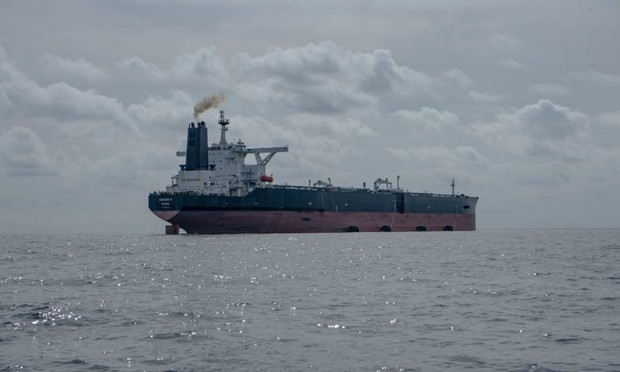Un petrolero preparado para recibir a otro y transferir petróleo crudo ruso, en una imagen de archivo. (Antonio Sempere/Europa Press via Getty Images)