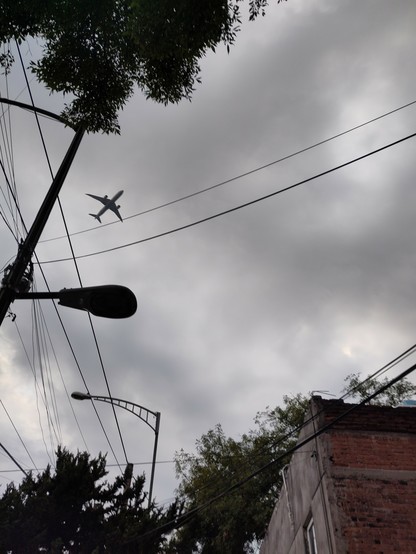 Foto. Strassenszene mit Flugzeug.