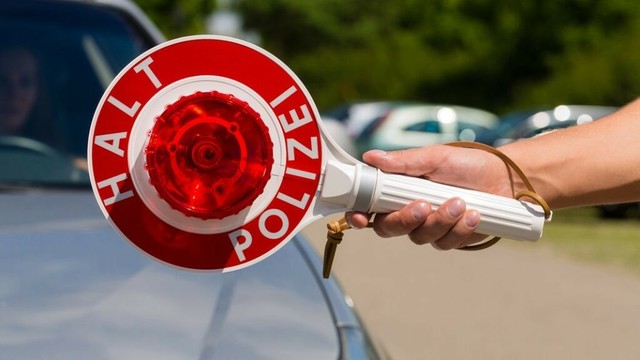 Zu viele Pkw geladen: Polizei stoppt Autotransporter auf A7 | NDR.de - Nachrichten - Niedersachsen