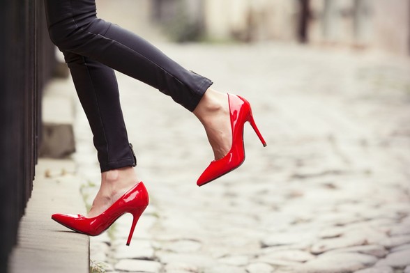 Femme à talons hauts dans une rue pavée