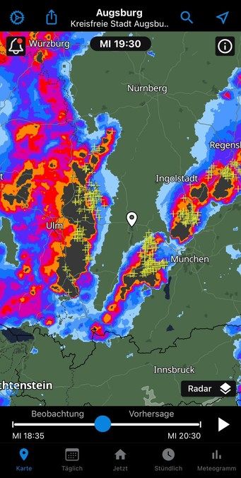 Screenshot eines Regenradars, das zwei Gewitterbänder mit vielen verzeichneten Blitzen zeigt. Genau zwischen den Bändern bildet sich in Zugrichtung der Regengebiete ein schmaler Korridor, in dem nichts los ist. In diesem Korridor liegt der Ortsmarker.