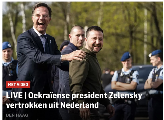 Uit mijn knipselarchief: foto van Rutte met zijn gebruikelijke Emile-Ratelband-grimas, die olijk Zelensky bij diens schouders beetpakt tijdens een eerder bezoek van Zelensky aan Nederland