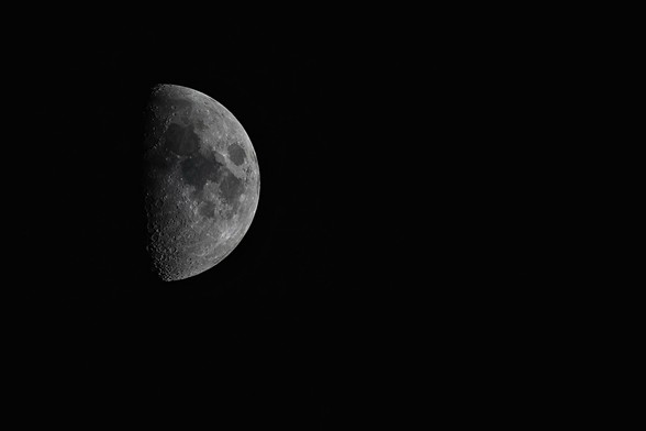Evening Waxing Gibbous Moon - 60% Illuminated

Image taken using the Looney 11 Rule