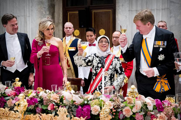 Willem-Alexander heft het glas om te toosten na zijn toespraak, bij het staatsbanket ter gelegenheid van het staatsbezoek van de President van de Republiek Singapore, Halima Yacob, Amsterdam