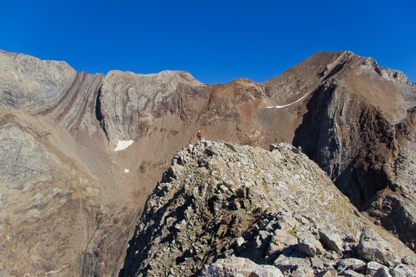 Foto de la cima del Diente de Llardana con la espectacular cresta Espadas Posets de fondo.