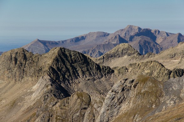 Vistas desde la cima del Diente de Llardana con el Cotiella (2913 m) de fondo.