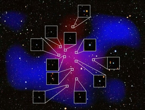 L'ammasso più denso di buchi neri supermassicci individuato nell'universo. L'immagine di sfondo è stata ripresa dalla Hyper Suprime-Cam del Telescopio Subaru. Le ombre rosse e blu rappresentano rispettivamente la densità dei buchi neri supermassicci (quasar) e delle centinaia di giovani galassie in formazione stellare che li circondano. I quadrati bianchi inquadrano i quasar e quelli più grandi mostrano immagini ravvicinate.
